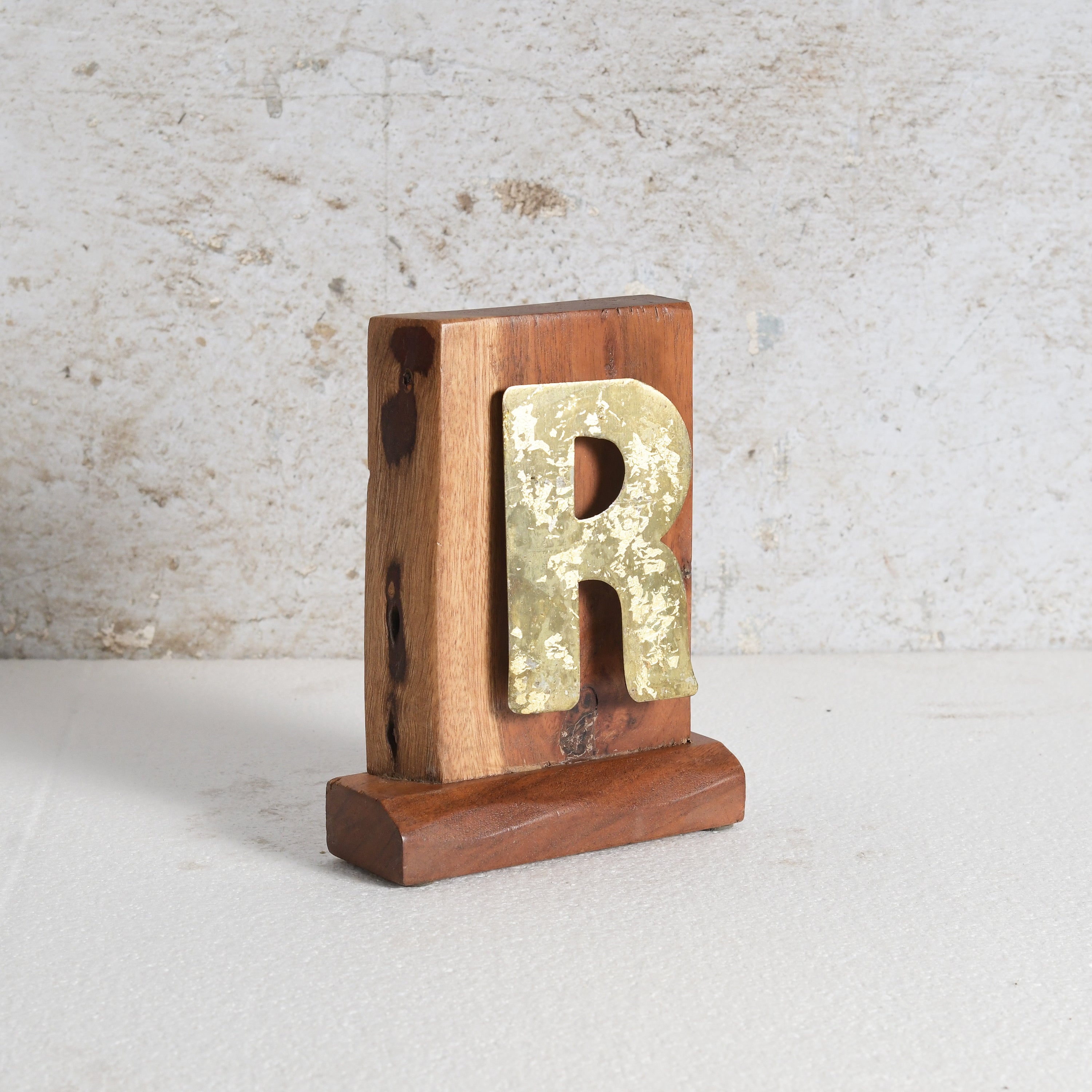 Decorative letter 'R' on a Acacia wood stand 